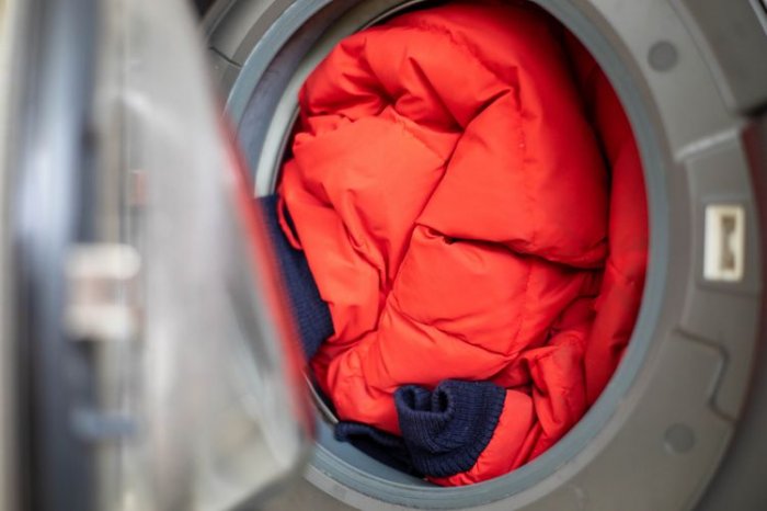 Červená bunda v práčke