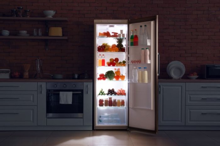 otvorená úzka chladnička v kuchyni
