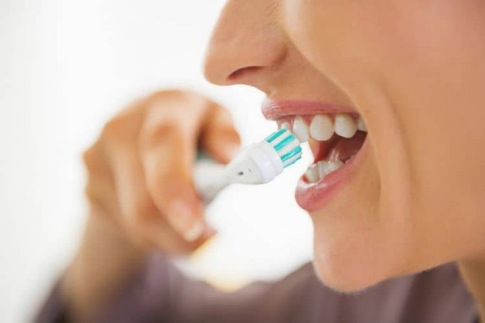 Ako na čistenie zubov elektrickou a klasickou kefkou – ako dlho a ako si správne čistiť zuby 