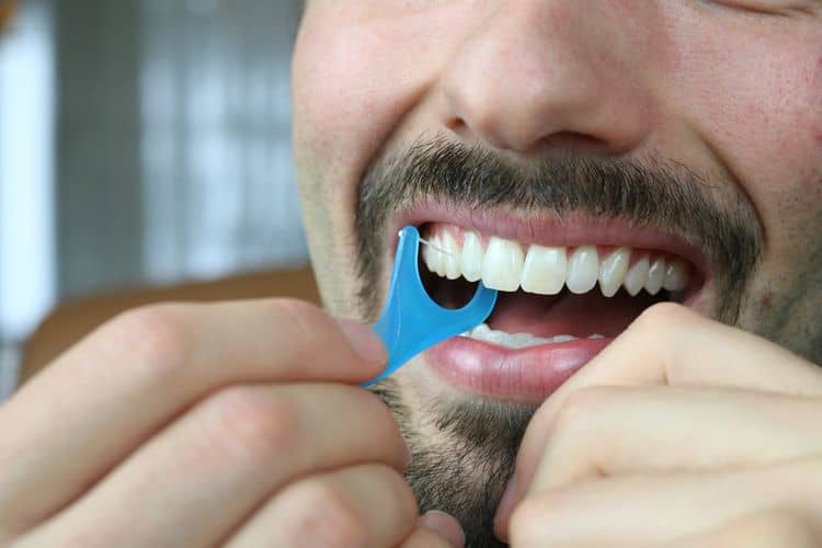 Čistenie medzizubných priestorov zubnou niťou