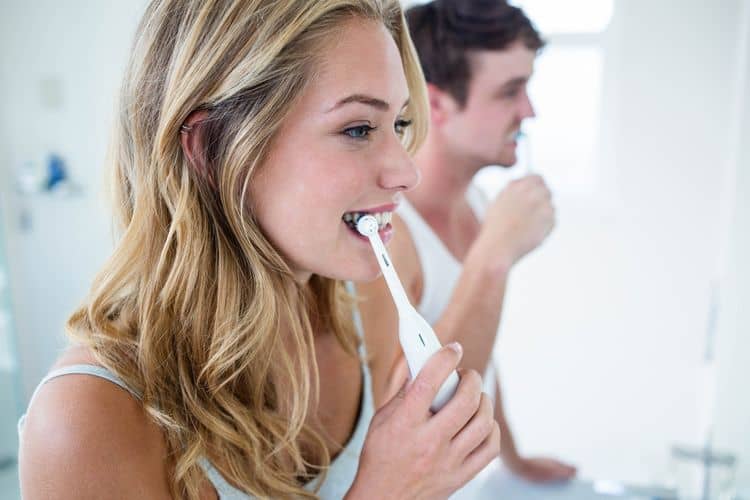 Čistenie zubov rotačnou elektrickou kefkou