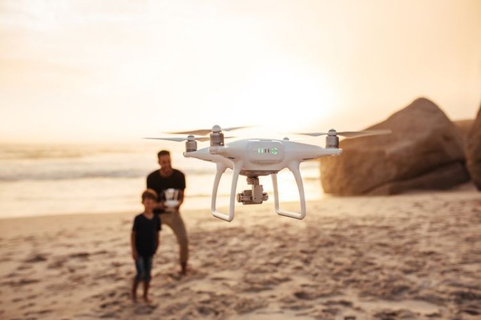 Dron s kamerou a rodina na pláži