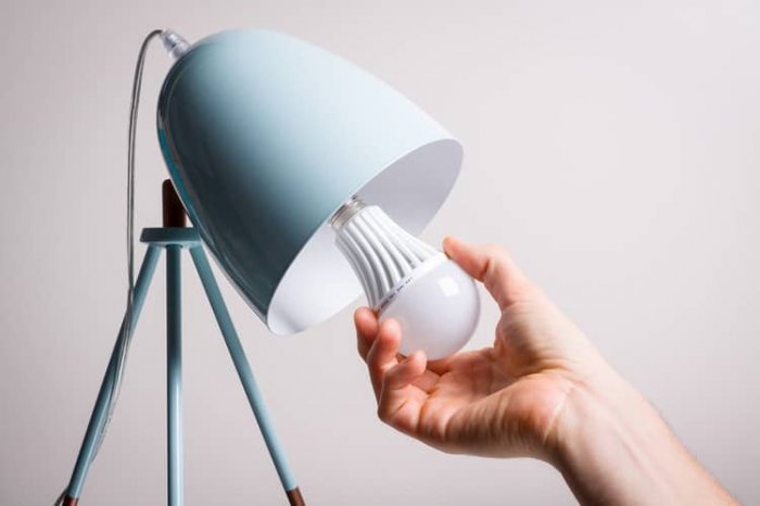 Stolová lampa s LED žiarovkou