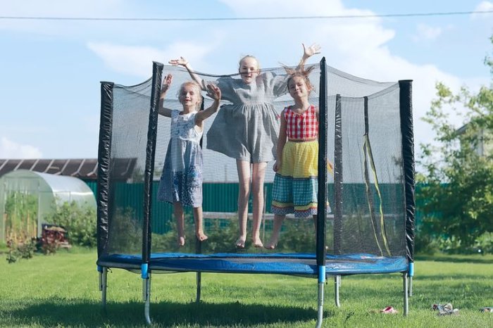 Děti na trampolíně