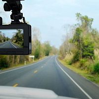 Ako namontovať kameru do auta: montáž/zapojenie cúvacej a prednej kamery