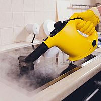 Parný čistič s odsávaním na podlahy, auto, čistenie okien, kameňa i matracov. Ako ho správne použiť?