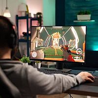 Aké vybavenie pre hráča videohier? Herný stôl, herné kreslo/stolička, počítač, klávesnica, konzola a okuliare