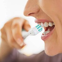 Ako na čistenie zubov elektrickou a klasickou kefkou – ako dlho a ako si správne čistiť zuby