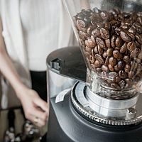 Ako vybrať mlynček na kávu. Bosch, Delonghi alebo Krups