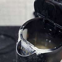 Rýchlovarná kanvica bez vodného kameňa: ako vyčistiť kanvicu octom, sódou bikarbónou, kyselinou citrónovou