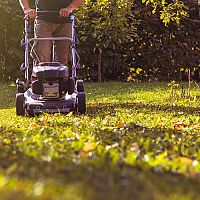 Elektrické a benzínové záhradné kosačky – Ako vybrať kosačku